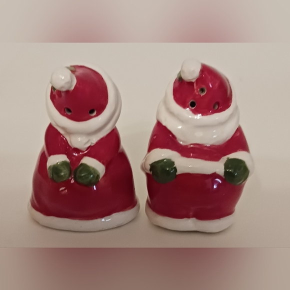 Santa and Mrs. Clause Salt and Pepper Shakers. - Picture 3 of 7